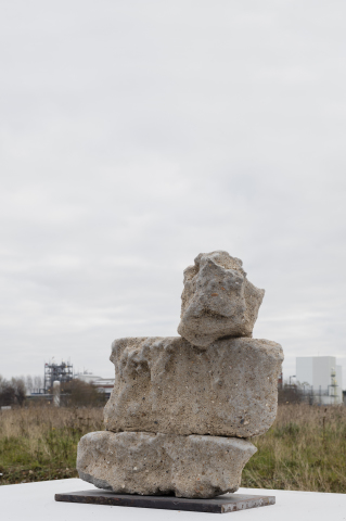 Rein Dufait​ Torso, 2017, cement, zand, 48 x 47 x32 cm (Foto Michiel De Cleene)